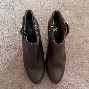 Worn only indoors a few times. In very good like new condition.👠